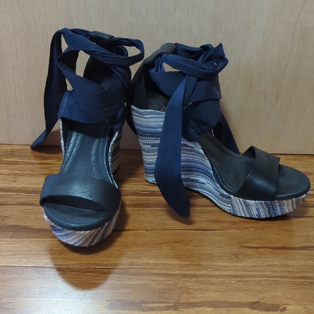 UGG Blue Black White Leather Woven Platform Wedges US Size 7.5